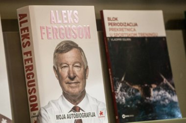 BELGRAD, SERBIA - 28 Aralık 2020: Alex Ferguson 'un bir kitapçıdaki otobiyografi kitabında seçici bulanıklık. Sör Alex Ferguson, İskoç eski bir İngiliz futbolcu ve teknik direktör.