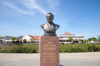 VUKOVAR, CROATIA - 20 Nisan 2018: Vukovar 'ın merkezine Franjo Tudman' ın heykeli dikildi. Franjo Tudjman Hırvatistan 'ın ilk cumhurbaşkanı ve Yugoslav ihtilafının kilit aktörlerinden biriydi.