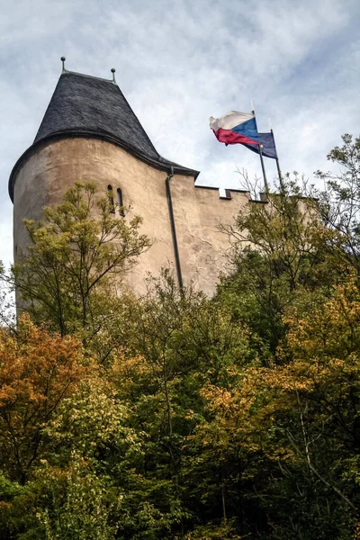 Çek Bayrağı Bir Sonbahar Öğleden Sonrasında Hrad Karlstejn Kalesinin Ana — Stok fotoğraf