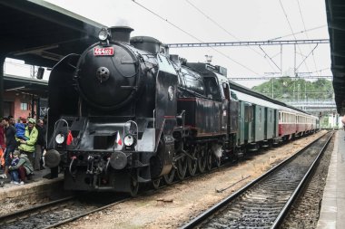 KURIM, CZECHIA - 10 Mayıs 2014: Czechoslovakya 'nın endüstriyel geçmişinin tarihi provası sırasında, eski bir Çekoslovak demiryolu olan bir miras trenini çeken buharlı lokomotif