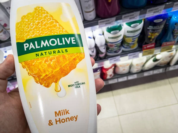 BELGRAD, SERBIA - 5 Nisan 2021: Satılık duş jeli sıvı sabun şişesinde Palmolive logosu. Palomlive bir kozmetik ve güzellik ürünüdür.