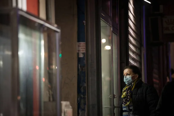 베오그라드 거리에서 창문을 코로나 바이러스 공방전 기간에 얼굴을 보호하는 마스크를 — 스톡 사진