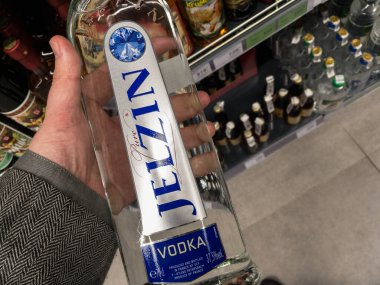 BELGRAD, SERBIA - 13 Nisan 2021: satılık bazı şişelerde Jelzin Votka logosu. Jelzin, GCF şirketi tarafından üretilen bir Fransız votkası markası..