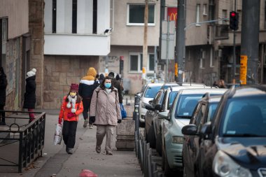 BELGRAD, SERBIA - 14 Şubat 2021: Coronavirus Covid 19 krizinde ilk yürüyen anne, kadın ve kızı için seçici bulanıklık