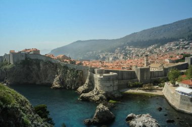 Hırvatistan 'ın eski Dubrovnik kentinin Büyük Duvarları, Adriyatik' in arka planına yukarıdan bakıldığında görülüyor. Mekan Hırvat turizminin başlıca sıcak noktalarından biri.