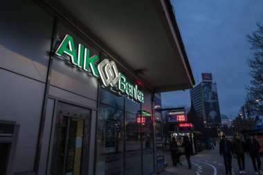 BELGRAD, SERBIA - 10 Şubat 2019: AIK Banka logosu Belgrad 'daki yerel ofislerinde. Aik Bank, tamamen Sırp başkentleri tarafından kontrol edilen ticari ve perakende bir banka.