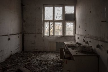 Kirli ve hasarlı bir odada terk edilmiş bir ofis binasının içinde. Eski bir masa kapandıktan ve iflas ettikten sonra duruyor.. 