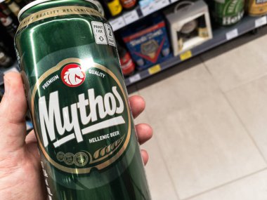 BELGRAD, SERBIA - 22 Nisan 2021: Hafif Pilsner bira kutusunun üzerindeki mithos logosu. Mythos, Carlsberg grubunun bir parçası olan olimpiyat bira fabrikasında üretilen bir Yunan birasıdır..