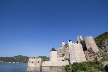 Golubac Kalesi (Golubacka trvdjava, veya Goluback Grad) Dunav nehrinden görüldü. Golubac Şatosu, Tuna Nehri üzerinde, nehrin 4 km aşağısında bulunan bir ortaçağ yerleşim yeriydi..
