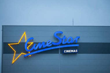 BELGRAD, SERBIA - 9 HAZİRAN 2021: Sırbistan 'ın ana sinemasının Cinestar logosu. Cinestar, çok katlı sinemaların sahibi ve işletmecisi olan bir Alman şirketidir..
