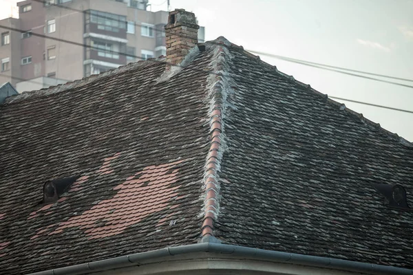 Flou Sélectif Sur Toit Ancien Endommagé Avec Des Tuiles Fissurées — Photo