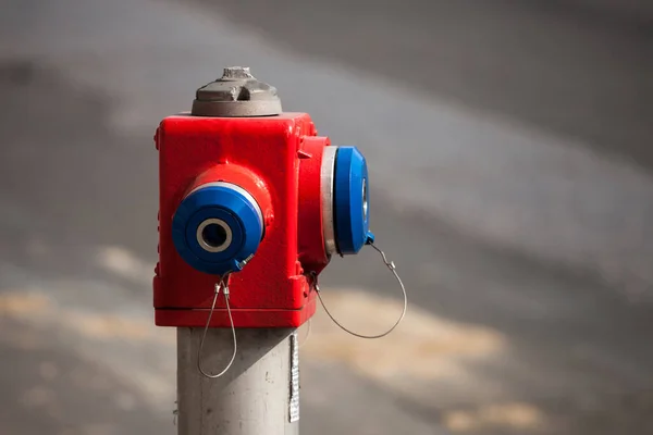 Selektivní Rozmazání Červenomodrém Požárním Hydrantu Srbských Hasičů Ulici Používá Jako — Stock fotografie