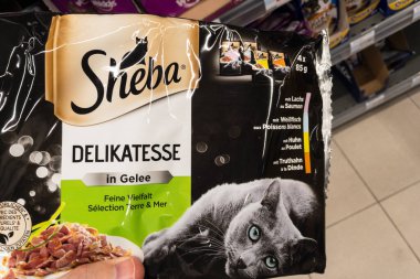 BELGRAD, SERBIA - 3 Mayıs 2021: Sheba logosu satılık kedi konservesi. Purina 'nın bir parçası olan Sheba, dünya çapında yayılmış bir kedi maması markasıdır.