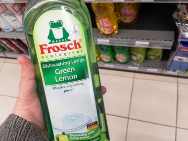 BELGRAD, SERBIA - 3 Mayıs 2021: Bulaşık deterjanı şişelerinin üzerindeki dondurulmuş deterjan amblemi. Frosch, çevre dostu ev temizlik ürünlerinin Agerman markası.