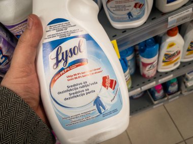 BELGRAD, SERBIA - 3 Mayıs 2021: dezenfektan sprey şişesinde Lysol logosu. Lysol, dünya çapında yayılmış bir Amerikan temizlik ve dezenfeksiyon ürünüdür.