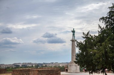  Sırbistan 'ın Belgrad kentinde bulutlu bir öğleden sonra Kalemegdan kalesinde Victor heykeli. Viktor Pobednik olarak da bilinir. Kalemegdan Kalesi 'nde bulunur. Şehrin simgesidir.