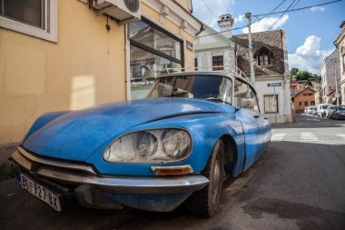 BELGRAD, SERBIA - 24 Haziran 2018: Belgrad 'da park edilmiş mavi bir Citroen DS' nin ışığına yakın çekim. Citroen DS 1960 ve 1970 yıllarında üretilmiş lüks bir araba.