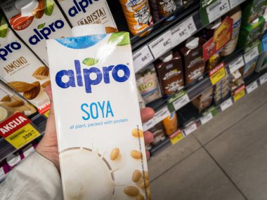 BELGARDE, SERBIA - 14 Mayıs 2021: Alrpo logosu Belgrad 'da satılık bir karton soya sütünün üzerinde. Alpro, organik olmayan, vegan temelli alternatif sütün Belçikalı bir üreticisi.