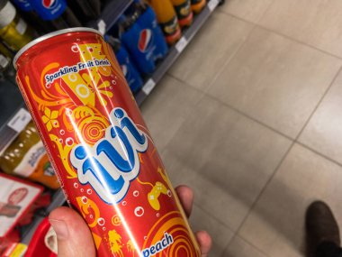 BELGRAD, SERBIA - 8 Haziran 2021: Ivi Orange logosu Belgrad 'da satışa sunuldu. Ivi, PepsiCo 'nun bir parçasıdır.