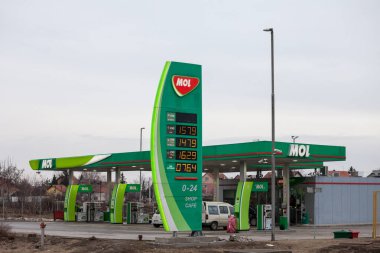 BELGRAD, SERBIA - 2 Şubat 2019: Mol Group 'un logosu Belgrad' daki benzin istasyonlarından birinde. Mol, tüm Avrupa 'ya yayılmış bir Macar petrol ve gaz şirketi.
