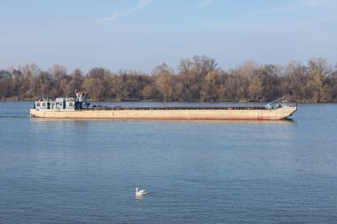 Kargo gemisi, bir mavna, Belgrad, Sırbistan 'daki Tuna nehrinde ilerliyor, Belgrad' da, inşaat malzemeleri taşıyor. Tuna Nehri, Avrupa 'da önemli bir nakliye akış ekseni.