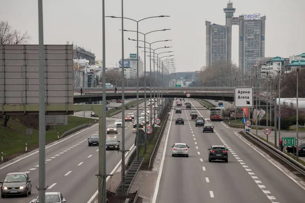 Belgrade Serbia 2021年3月20日 车辆通过贝尔格莱德的高速公路 诺维伯格勒 在高峰时间与加油站一起经过 它是这个城市的主要高速公路之一 — 图库照片