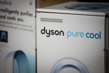 BELGRAD, SERBIA - 3 Mayıs 2021: Seçici bulanıklık Dyson logosu saf havalı bir elektrik süpürgesi üzerinde. Dyson, elektrikli süpürge ve hava temizleyicisiyle bilinen bir İngiliz ev aleti markasıdır.