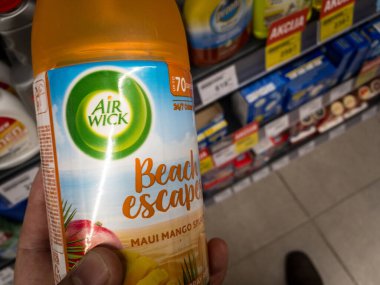 BELGRAD, SERBIA - 8 Haziran 2021: Belgrad 'da satılık Air Wick Air parfümünün seçici bulanıklığı. Reckitt Benckiser 'ın bir parçası olan Air Wick, Amerikan parfüm ve oda spreyi markasıdır.