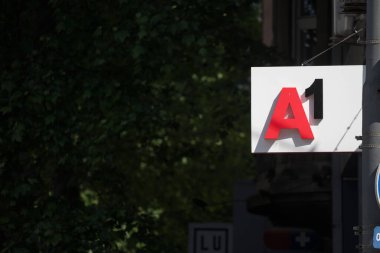BELGRAD, SERBIA - 20 Mayıs 2021: Belgrad 'daki ana mağazalarında A1 telekom logosu. Eskiden VIP olan A1 Telekom Austria, Sırbistan 'da Telekom Austria' ya ait mobil bir ağ operatörü.