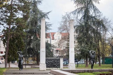 OBRENOVAC, SERBIA - 4 Nisan 2021: Yugoslav Anıtı, şehir merkezindeki Obrenovac kentindeki 2. Dünya Savaşı mağdurlarına adanmıştır. Obrenovac, Belgrad yakınlarında bir şehirdir..