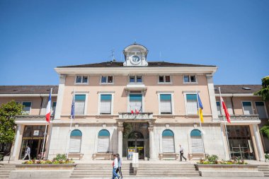 ANNEMASSE, FRANCE - 18 Haziran 2017: Mairie d Annemasse Belediye Binası 'ndan geçen insanlar, İsviçre sınırındaki Haute Savoie' de şehrin önemli bir simgesidir. Bir yerel siyaset merkezi.