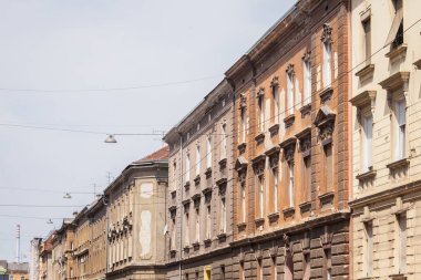 Hırvatistan 'ın Zagreb kentinin tarihi merkezi Donji mezunu bir caddedeki çürüyen eski apartman binalarının tipik Avusturya Macar Cepheleri şu anda yenileniyor