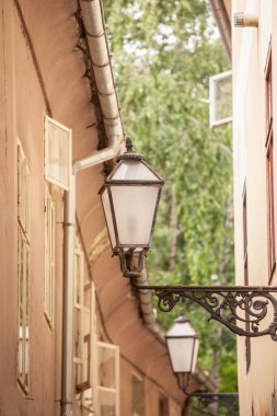 Hırvatistan 'ın Zagreb kentindeki Gornji Grad semtinin pitoresk bir ortaçağ ve dar caddesi olan Zakmardijeve Stube Caddesi' nde, 19. yüzyıldan kalma tipik bir fener..