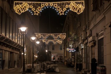 BELGRAD, SERBIA - 3 ARALIK 2020: Hastalığın yayılmasını önlemek için Coronavirus covid 19 tecrit tedbirleri nedeniyle gece bir bar restoranının boş terası ve avlusu