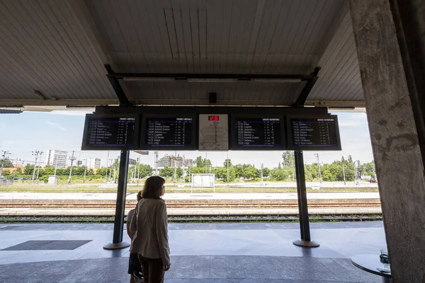 Ljubljana Eslovenia Junio 2021 Pasajeros Mirando Tablero Salidas Liubliana Zelezniska — Foto de Stock