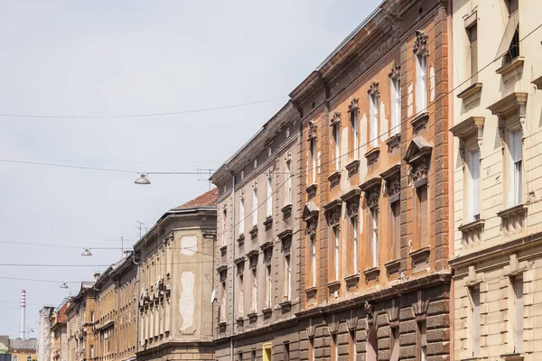Типичные Австро Венгерские Фасады Разлагающихся Ветхих Старых Жилых Домов Улице — стоковое фото