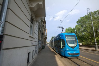ZAGREB, CROATIA - 19 Haziran 2021: Zagreb tramvay sistemine ait Crotram TMK 220 tramvayı, aynı zamanda zagrebacki elektricni tramvayı olarak da bilinir.