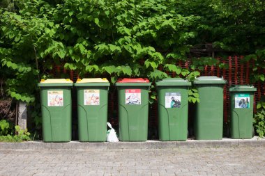 BLED, SLOVENIA - 12 Haziran 2021: Atık ve geri dönüşüm alanındaki Avrupalı liderlerden biri olan Slovenya 'daki çöpleri ayırmak ve geri dönüşüm için özel renk kodlarına sahip çöp türü.