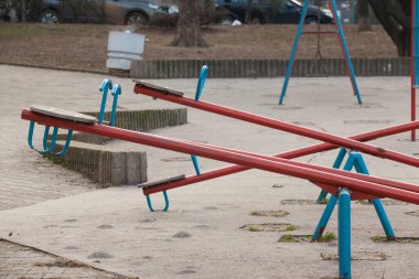 Seçici bulanıklık ve boş bir çocuğa yaklaşmak testere ya da oyun parkında kimsesiz bir tahterevalli görmek. Bu tarz salıncaklar çocuklar tarafından eğlence için kullanılır..
