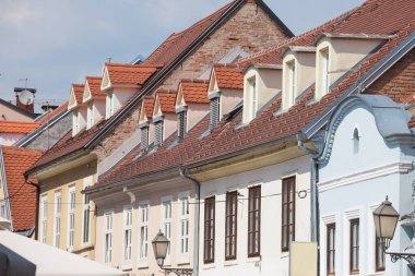 Şehrin en turistik bölgesinde, Ljubljana, Slovenya 'nın tarihi merkezi olan eski bir kasabanın caddesindeki eski bir apartman binasının tipik Ortaçağ cephesi