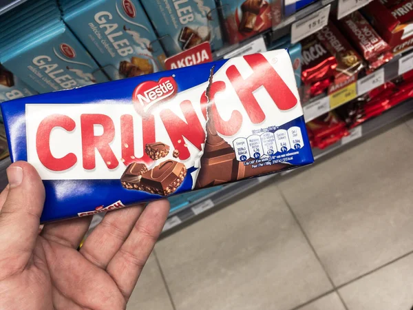 Belgrade Serbia July 2021 Selective Blur Nestle Crunch Chocolate Bar — 图库照片