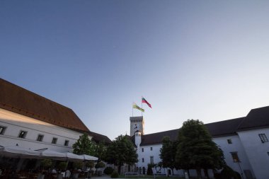 LJUBLJANA, SLOVENIA - 16 Haziran 2021: Outlook kulesi veya Razgledni stolp olarak da bilinen Ljubljana kalesinin iç avlusu. Kale, Ljubljana 'nın sembollerinden biri.