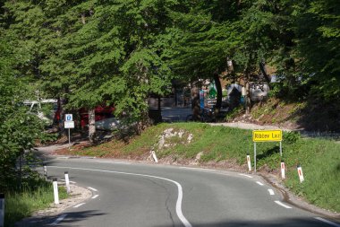 RIBCEV LAZ, SLOVENIA - 13 Haziran 2021: Triglav Ulusal Parkı 'nın girişinde Ribcev Laz adıyla Roadsign. Ribcev laz, Bohinj Gölü kıyısında bir köydür.