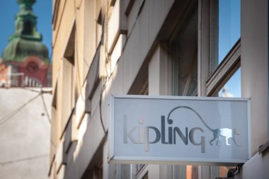 LJUBLJANA, SLOVENIA - 14 Haziran 2021: Ljubljana 'nın ana mağazasının önündeki çanta amblemi. Kipling, Belçika 'da çanta ve aksesuar konusunda uzmanlaşmış bir moda perakendecisi.