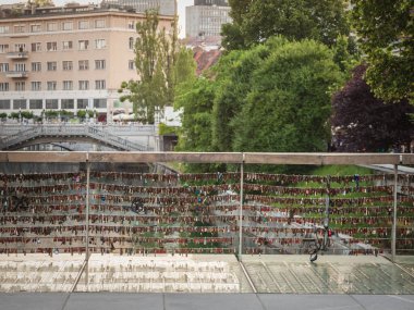 Slovenya 'nın Ljubljana kentinde Ljubljanica nehrinin üzerindeki kasap köprüsünün (mesaski en çok) çitlerine ve korkuluklarına aşk kilitleri ve asma kilitler takıldı. Aşk kilitleri son zamanlarda çiftlerin bağlılıklarını göstermek için yaptıkları bir gelenek.
