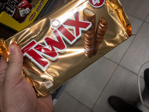 Belgrade Serbia 2021年7月12日 一些巧克力条上的Twix标志出售 曲奇饼是火星公司生产的糖果和巧克力棒的品牌 — 图库照片