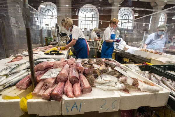 Rijeka Croatia June 2021 Dua Perempuan Pekerja Menjual Ikan Dan — Stok Foto
