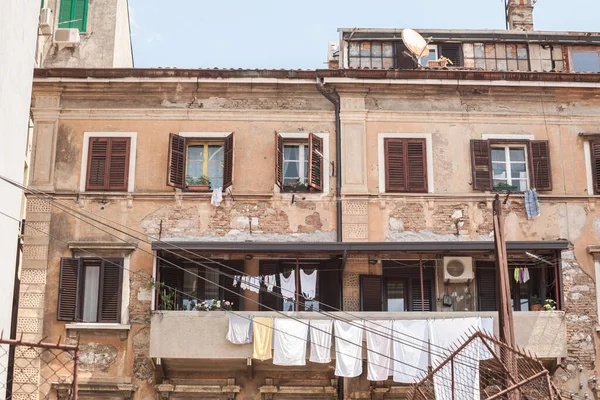 在伊斯特利亚地区 典型的意大利式住宅建筑的冥想立面 陈腐不堪 窗上的传统洗衣房和阳台上的陈腐陈腐陈腐 — 图库照片