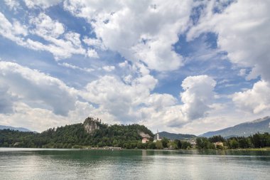 Bled Gölü 'nün Panorama' sı Blejsko Jezero, şatosu Blejski Hrad ve Saint Martin kilisesi, ya da güneşli bir öğleden sonra Cerkev Svetog Martina. Bled Castle Slovenya 'nın büyük bir anıtı