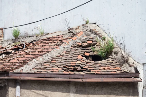 Telhado Velho Danificado Cheio Buracos Uma Casa Residencial Arruinada Com — Fotografia de Stock